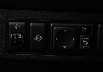 Подержанный автомобиль Nissan Tiida Hatchback 2012 года (14 фото)