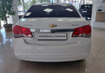 Подержанный автомобиль Chevrolet Cruze Sedan 2015 года (6 фото)