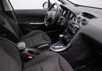 Подержанный автомобиль Peugeot 308 Hatchback 2011 года (9 фото)
