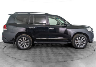 Подержанный автомобиль Toyota Land Cruiser Suv 2017 года (4 фото)