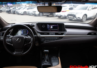 Подержанный автомобиль Lexus ES 2019 года (11 фото)