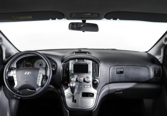 Подержанный автомобиль Hyundai Grand Starex 2013 года (19 фото)