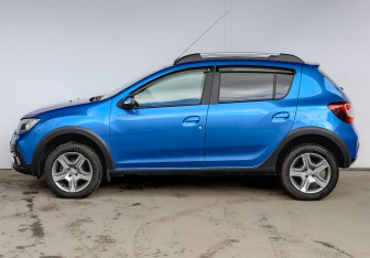 Подержанный автомобиль Renault Sandero 2021 года (8 фото)