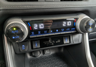 Подержанный автомобиль Toyota RAV4 2022 года (6 фото)