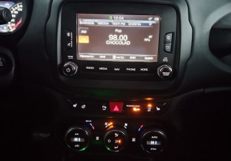 Подержанный автомобиль Jeep Renegade 2015 года (13 фото)