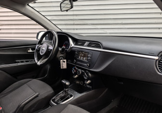 Подержанный автомобиль Kia Rio Hatchback 2021 года (13 фото)