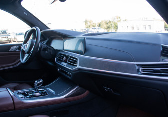 Подержанный автомобиль BMW X7 2021 года (11 фото)