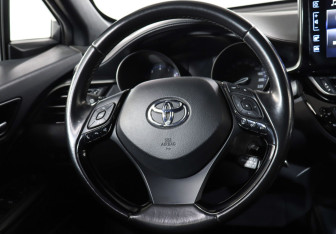 Подержанный автомобиль Toyota C-HR 2019 года (15 фото)