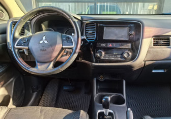 Подержанный автомобиль Mitsubishi Outlander 2014 года (13 фото)