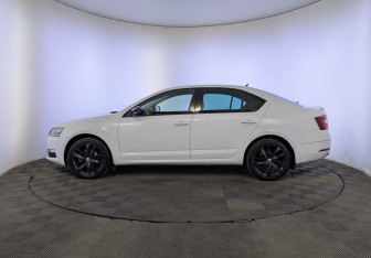Подержанный автомобиль Skoda Octavia Liftback 2018 года (8 фото)