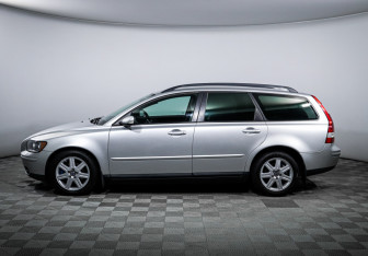 Подержанный автомобиль Volvo V50 2004 года (8 фото)