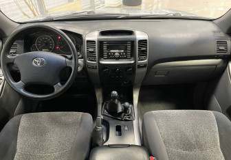 Подержанный автомобиль Toyota Land Cruiser Prado 2003 года (11 фото)