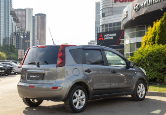 Подержанный автомобиль Nissan Note 2011 года (4 фото)