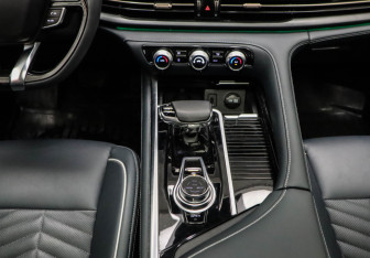 Подержанный автомобиль Changan CS95 2024 года (16 фото)