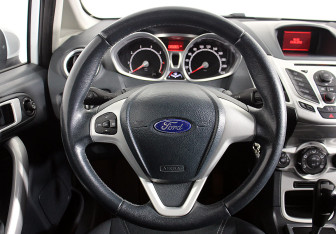 Подержанный автомобиль Ford Fiesta Hatchback 2012 года (12 фото)