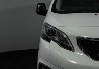 Подержанный автомобиль Peugeot Traveller 2022 года (19 фото)
