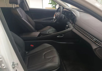 Подержанный автомобиль Hyundai Elantra Sedan 2024 года (17 фото)