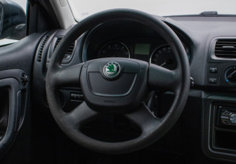 Подержанный автомобиль Skoda Fabia Hatchback 2012 года (15 фото)