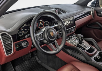 Подержанный автомобиль Porsche Cayenne 2018 года (15 фото)