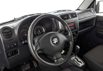 Подержанный автомобиль Suzuki Jimny 2011 года (15 фото)