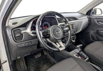 Подержанный автомобиль Kia Rio Hatchback 2021 года (16 фото)