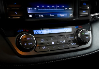 Подержанный автомобиль Toyota RAV4 2014 года (25 фото)