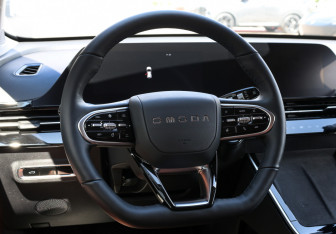Подержанный автомобиль Omoda C5 2023 года (17 фото)