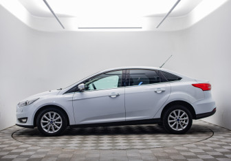 Подержанный автомобиль Ford Focus Sedan 2015 года (8 фото)