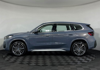 Подержанный автомобиль BMW X1 2025 года (5 фото)