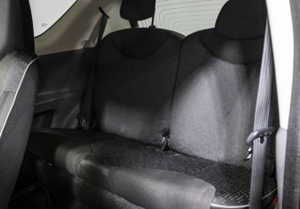 Подержанный автомобиль Peugeot 107 2010 года (12 фото)