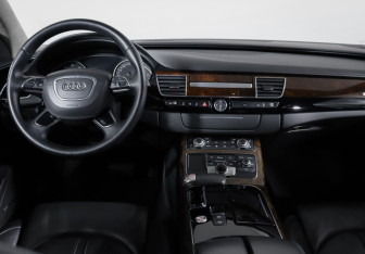 Подержанный автомобиль Audi A8 2015 года (12 фото)