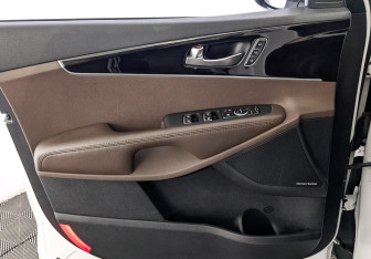 Подержанный автомобиль Kia Sorento 2018 года (19 фото)