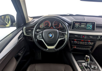 Подержанный автомобиль BMW X5 2018 года (22 фото)