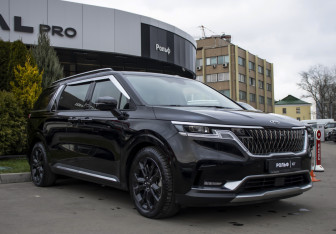 Подержанный автомобиль Kia Carnival 2021 года (3 фото)