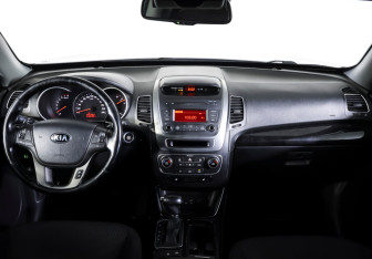 Подержанный автомобиль Kia Sorento 2016 года (12 фото)