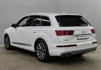 Подержанный автомобиль Audi Q7 2015 года (7 фото)
