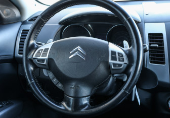 Подержанный автомобиль Citroen C-Crosser 2010 года (16 фото)