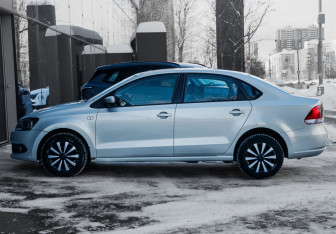 Подержанный автомобиль Volkswagen Polo Sedan 2011 года (8 фото)