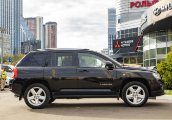 Подержанный автомобиль Jeep Compass 2012 года (3 фото)