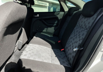 Подержанный автомобиль Ford Focus Sedan 2006 года (10 фото)