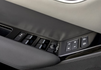 Подержанный автомобиль Land Rover Range Rover Velar 2023 года (29 фото)