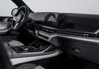 Подержанный автомобиль BMW X7 2023 года (9 фото)
