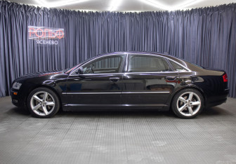 Подержанный автомобиль Audi A8 2008 года (8 фото)