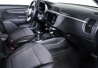 Подержанный автомобиль Kia Rio Hatchback 2021 года (10 фото)