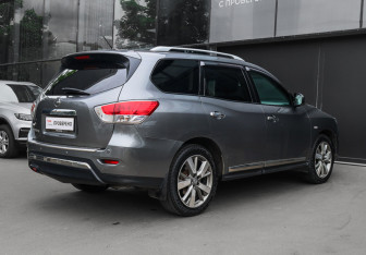 Подержанный автомобиль Nissan Pathfinder 2016 года (4 фото)