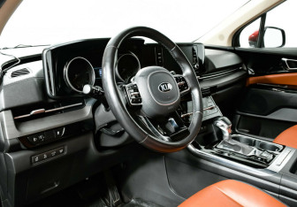 Подержанный автомобиль Kia Carnival 2021 года (11 фото)