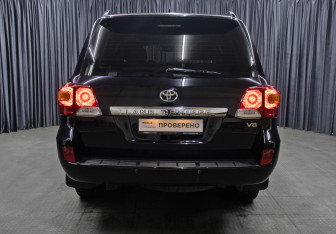 Подержанный автомобиль Toyota Land Cruiser Suv 2013 года (6 фото)