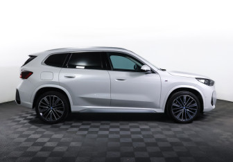 Подержанный автомобиль BMW X1 2025 года (4 фото)