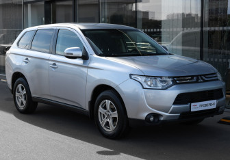 Подержанный автомобиль Mitsubishi Outlander 2013 года (3 фото)