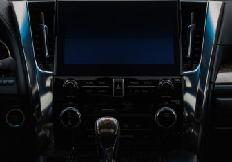 Подержанный автомобиль Toyota Alphard 2021 года (14 фото)